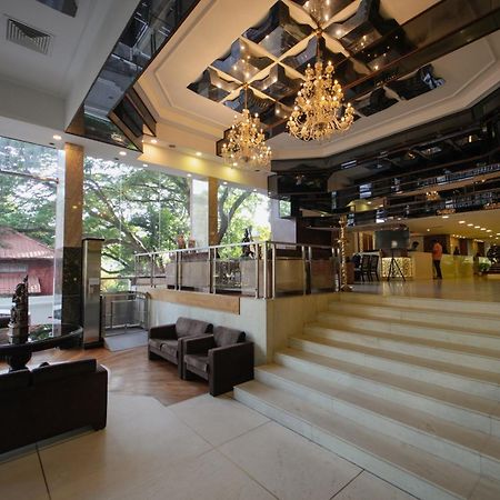 The South Park Hotel Thiruvananthapuram Екстер'єр фото