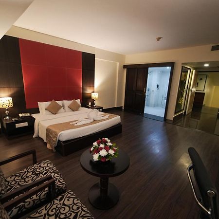 The South Park Hotel Thiruvananthapuram Екстер'єр фото