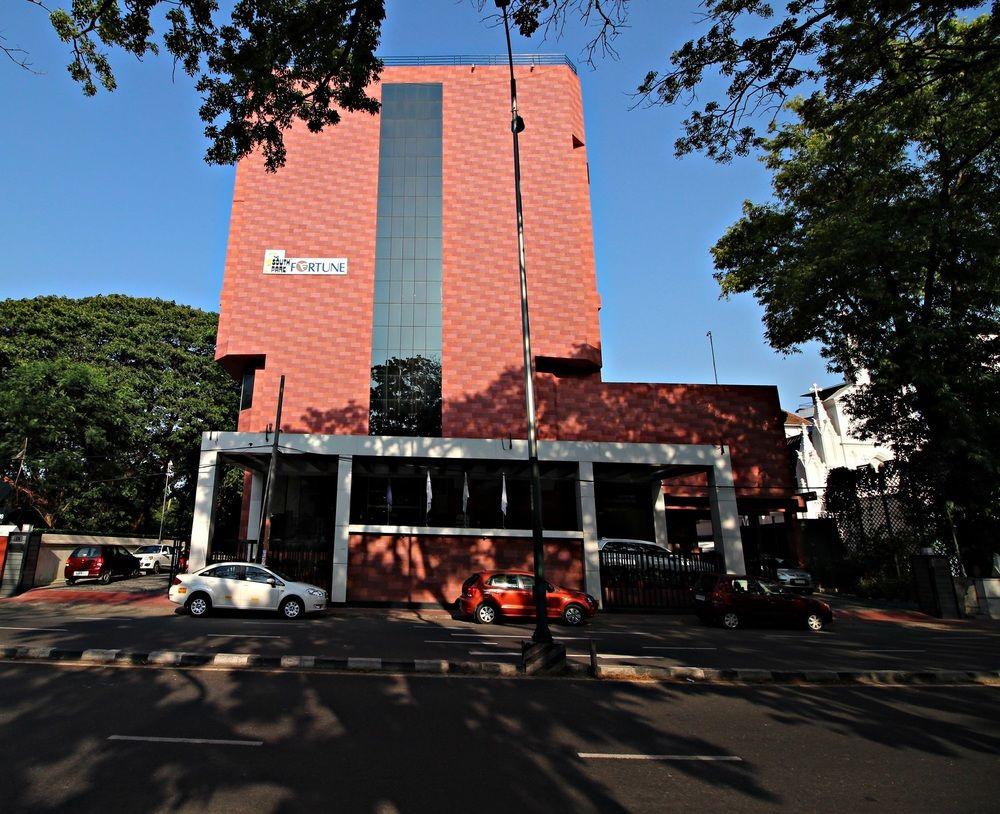 The South Park Hotel Thiruvananthapuram Екстер'єр фото
