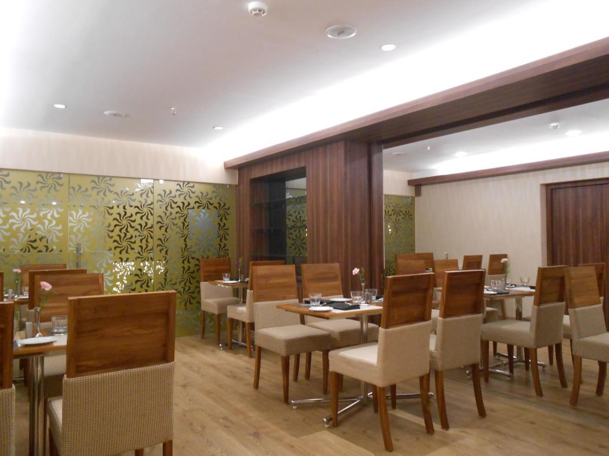 The South Park Hotel Thiruvananthapuram Екстер'єр фото