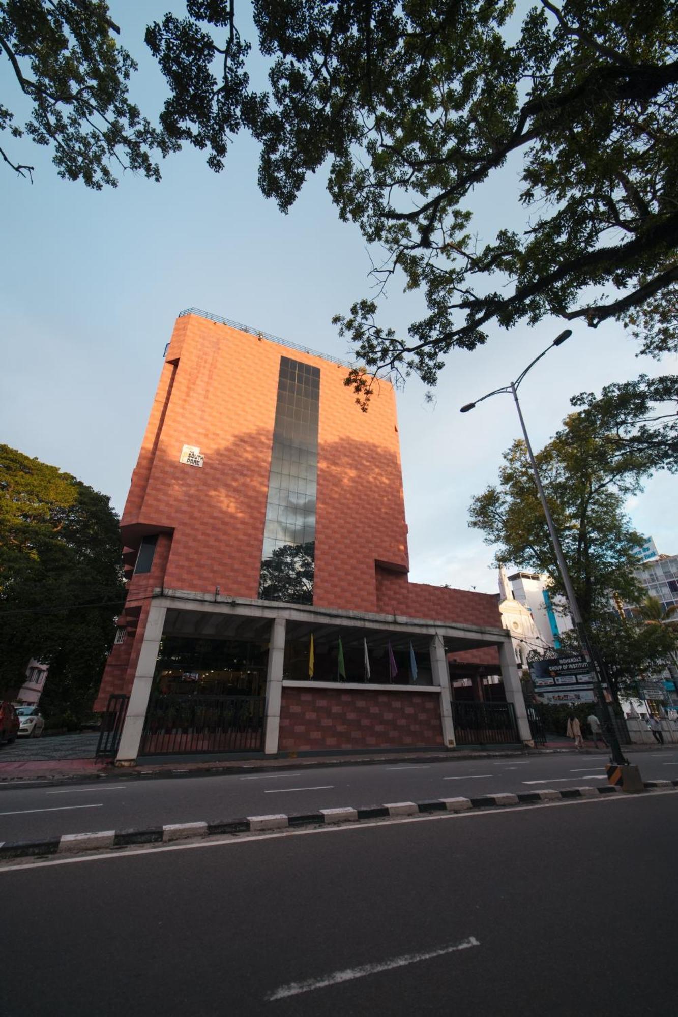 The South Park Hotel Thiruvananthapuram Екстер'єр фото