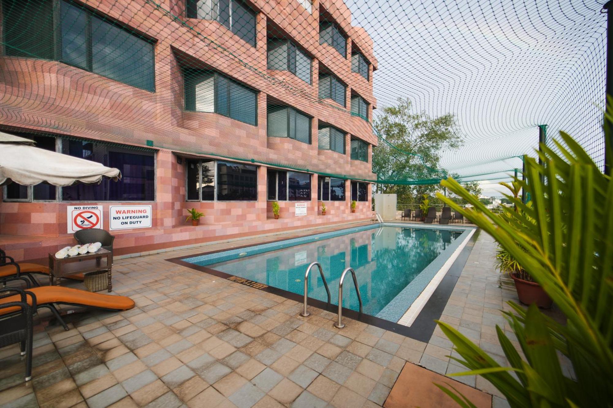 The South Park Hotel Thiruvananthapuram Екстер'єр фото