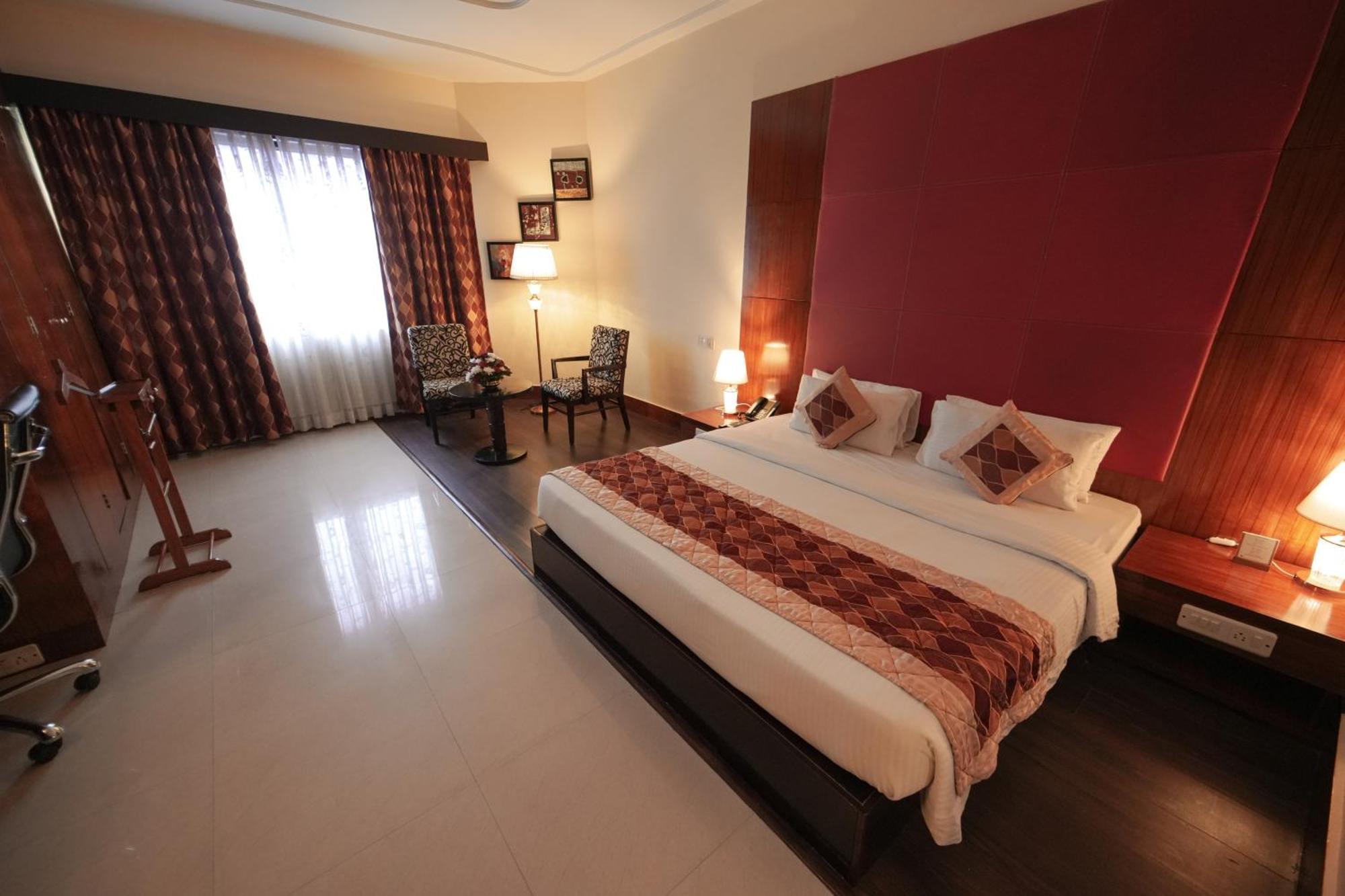 The South Park Hotel Thiruvananthapuram Екстер'єр фото
