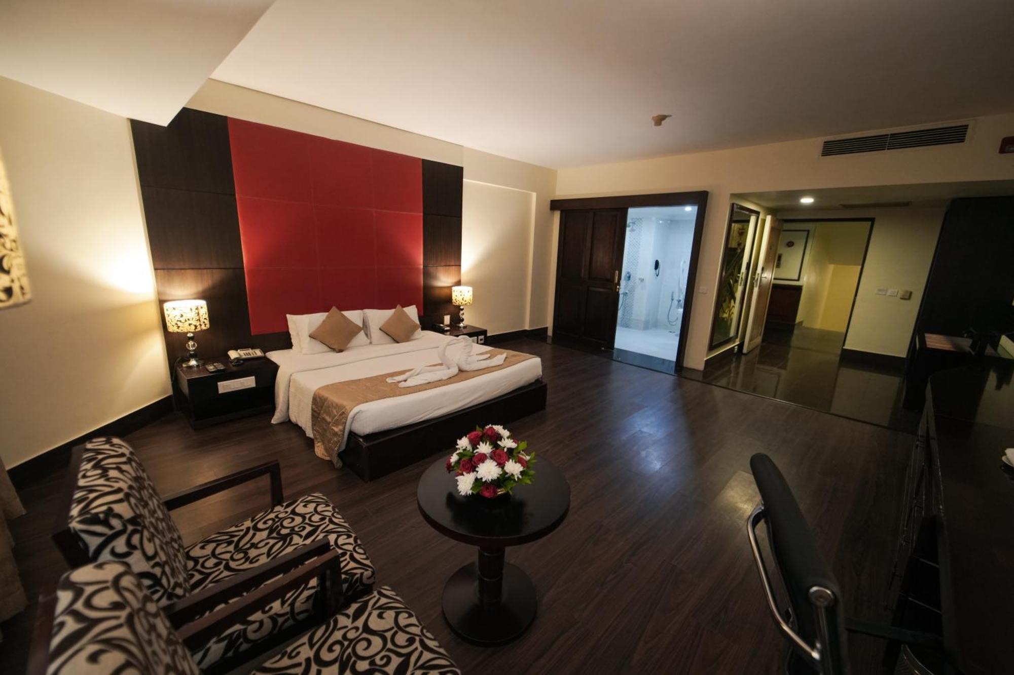 The South Park Hotel Thiruvananthapuram Екстер'єр фото