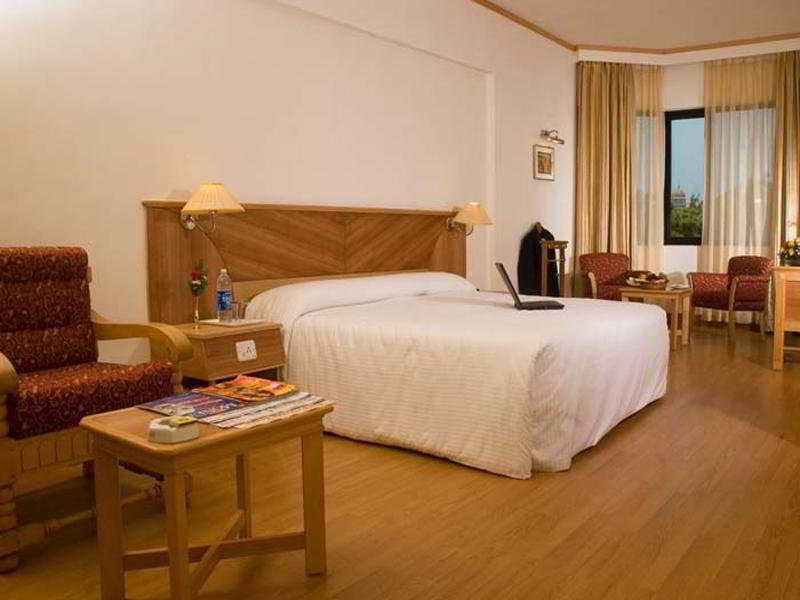 The South Park Hotel Thiruvananthapuram Екстер'єр фото