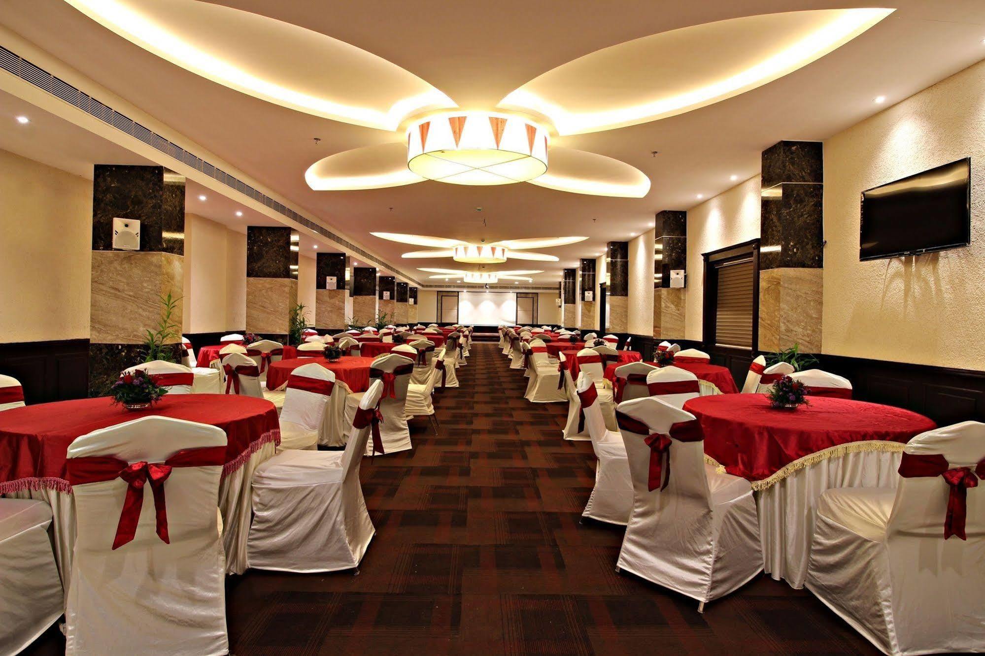 The South Park Hotel Thiruvananthapuram Екстер'єр фото
