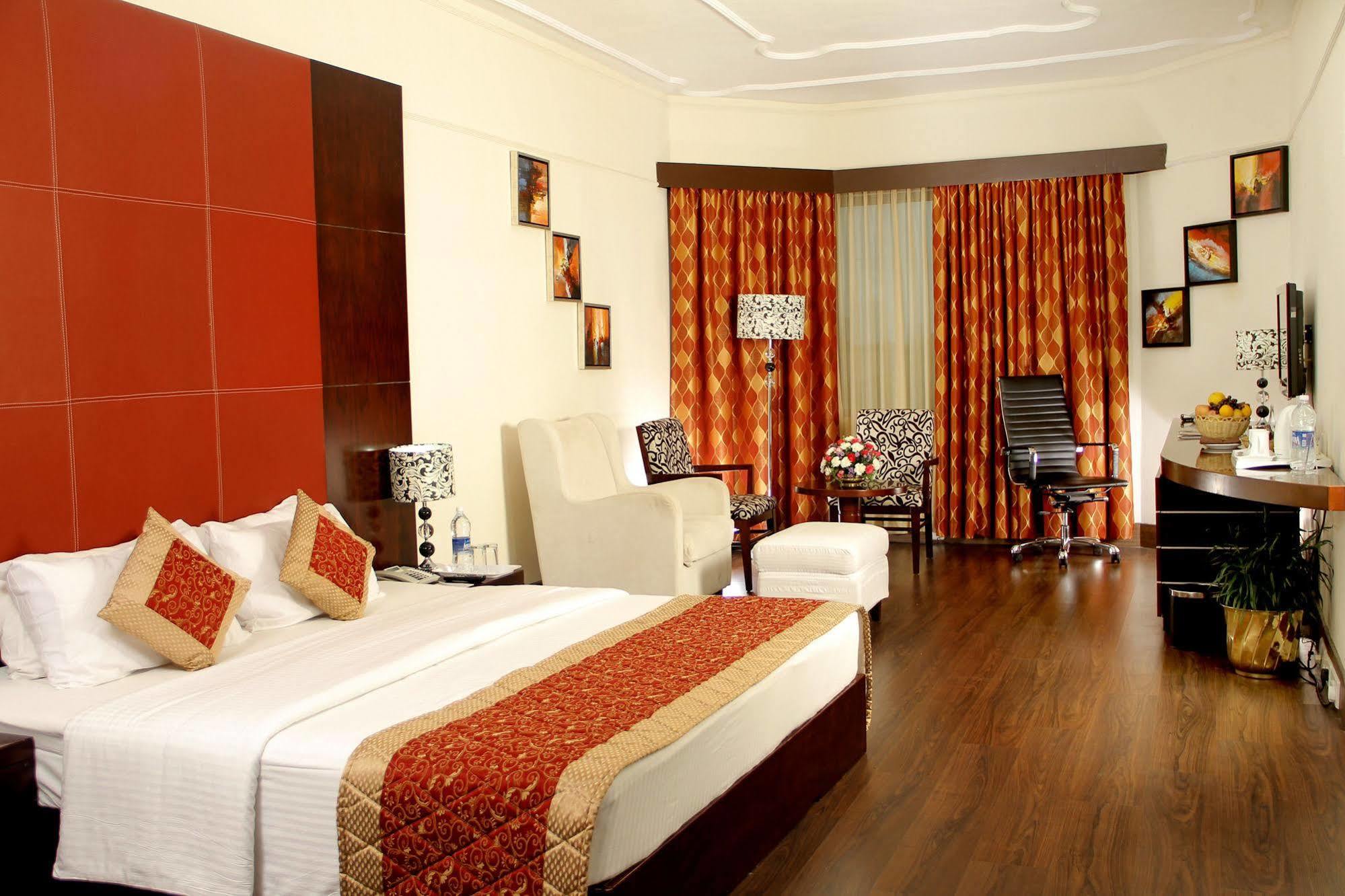 The South Park Hotel Thiruvananthapuram Екстер'єр фото
