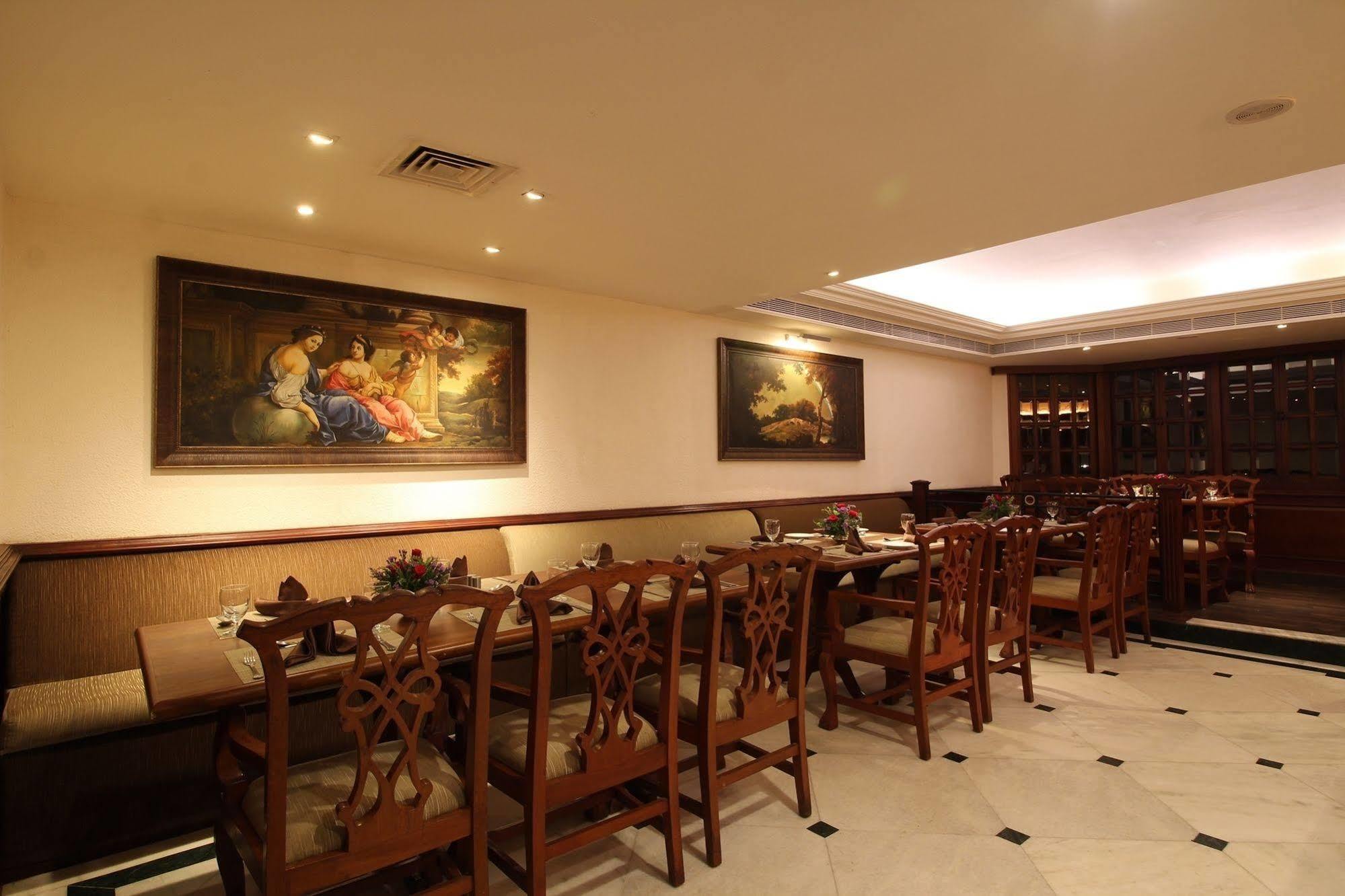 The South Park Hotel Thiruvananthapuram Екстер'єр фото
