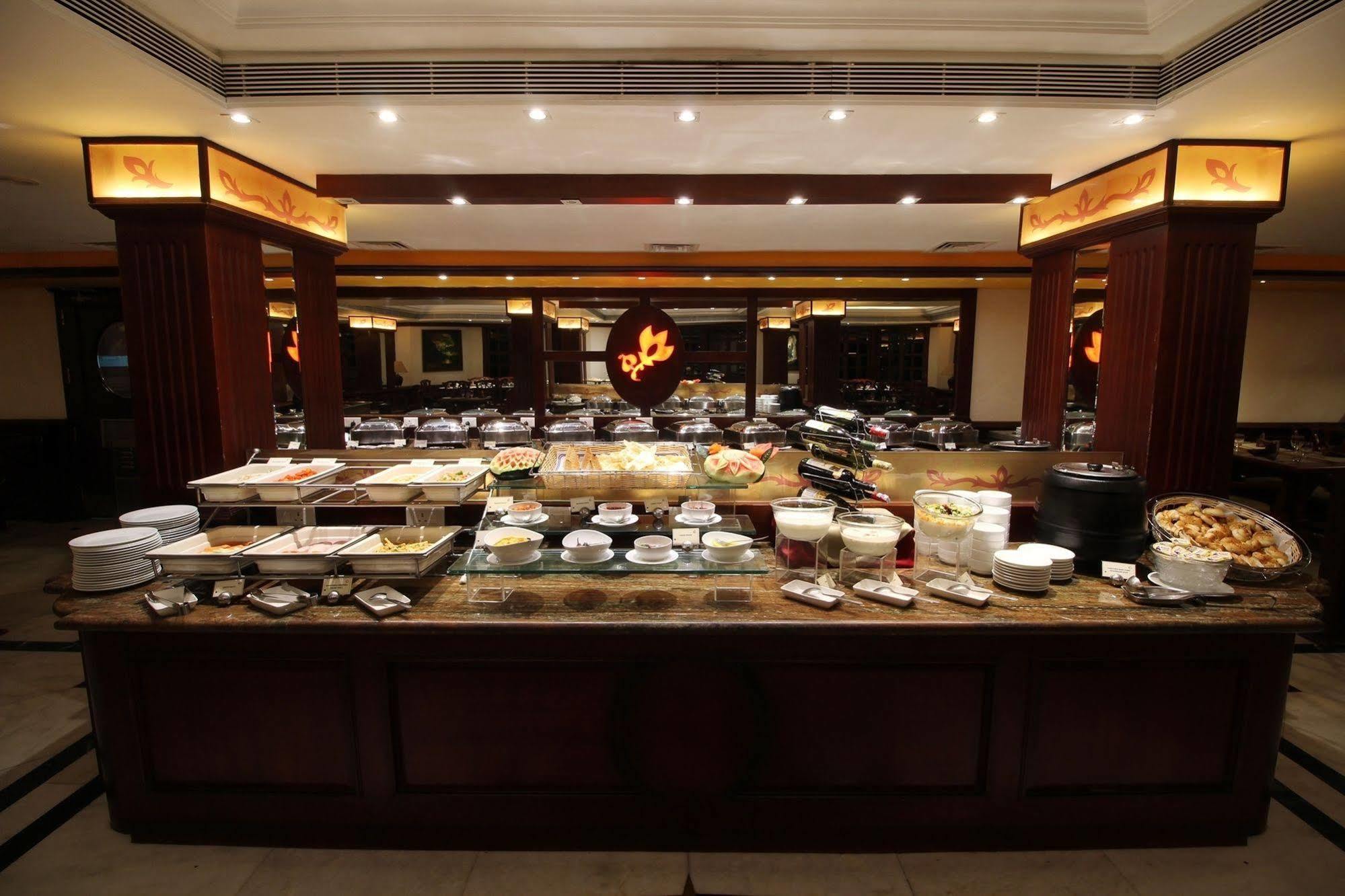 The South Park Hotel Thiruvananthapuram Екстер'єр фото