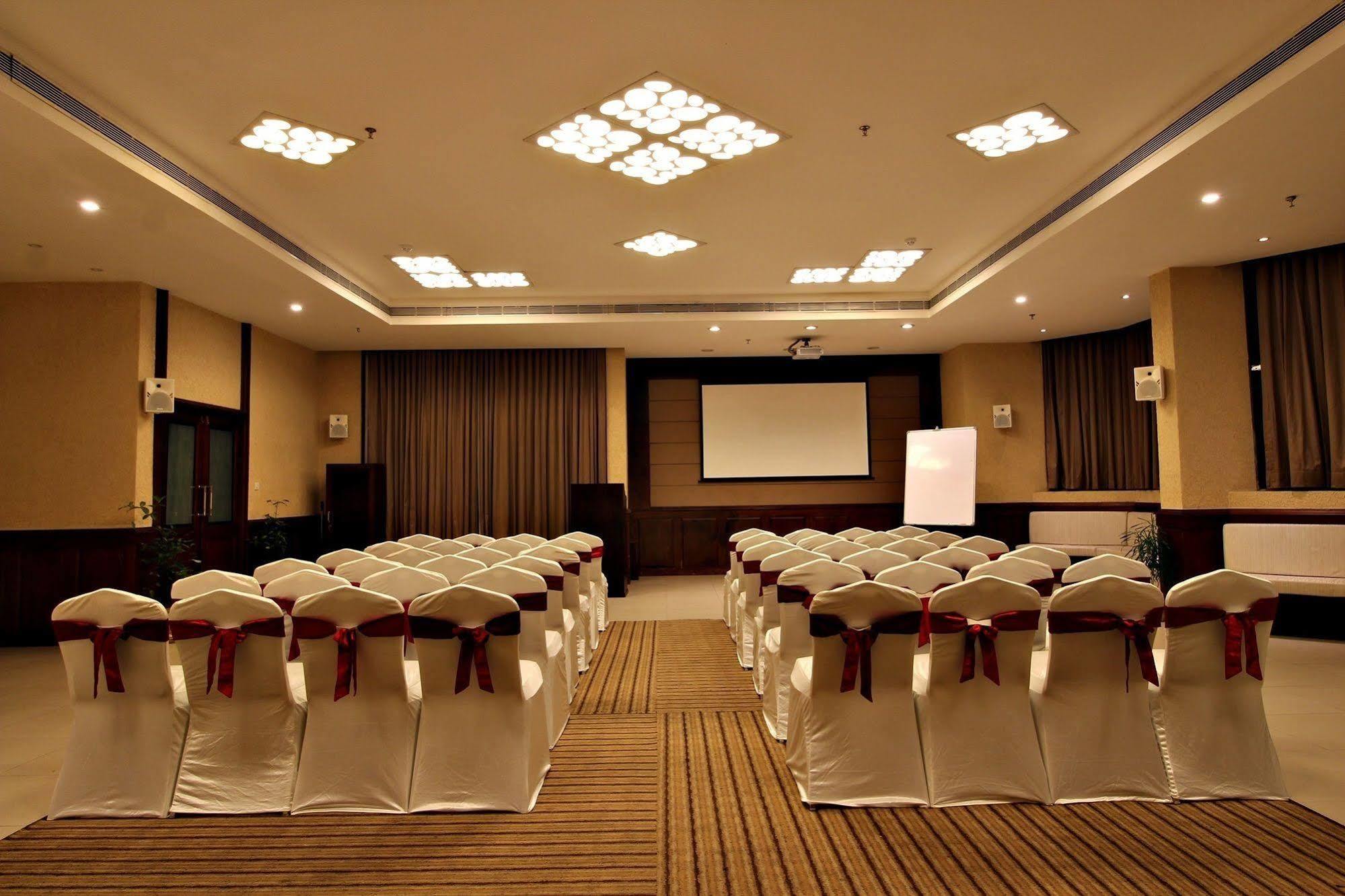 The South Park Hotel Thiruvananthapuram Екстер'єр фото