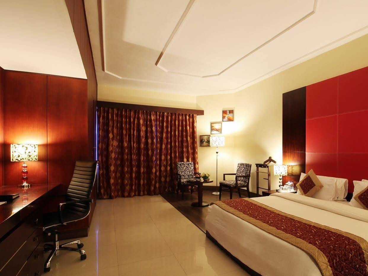 The South Park Hotel Thiruvananthapuram Екстер'єр фото