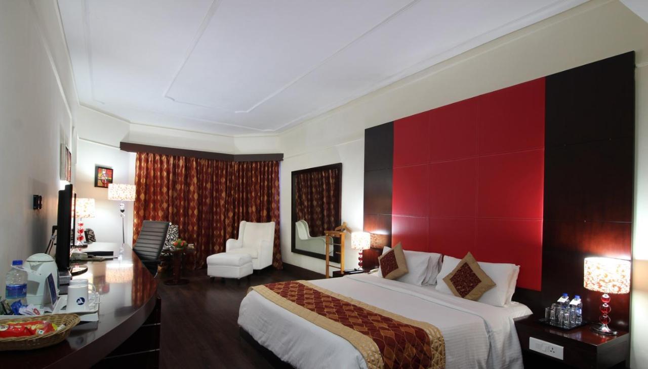 The South Park Hotel Thiruvananthapuram Екстер'єр фото
