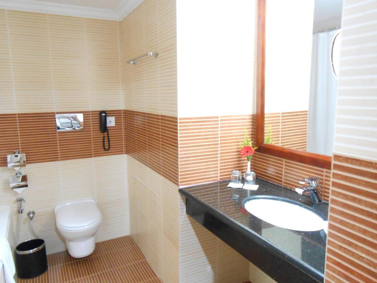 The South Park Hotel Thiruvananthapuram Екстер'єр фото