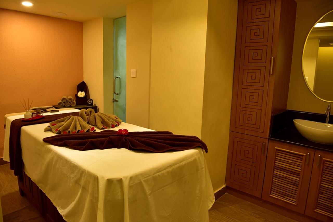 The South Park Hotel Thiruvananthapuram Екстер'єр фото
